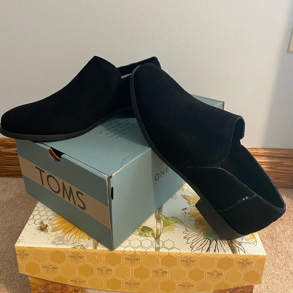 TOMS Shaye Low in Black Suede